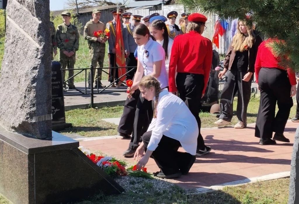 Аткарские школьники посетили братскую могилу воинов, погибших в госпиталях